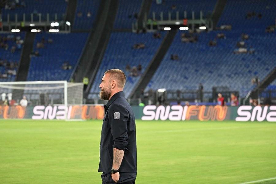 Góc Nhìn Haywin: CĐV chê De Rossi chỉ đạo với hai tay trong túi, Gazzetta: Đó là thái độ điềm tĩnh