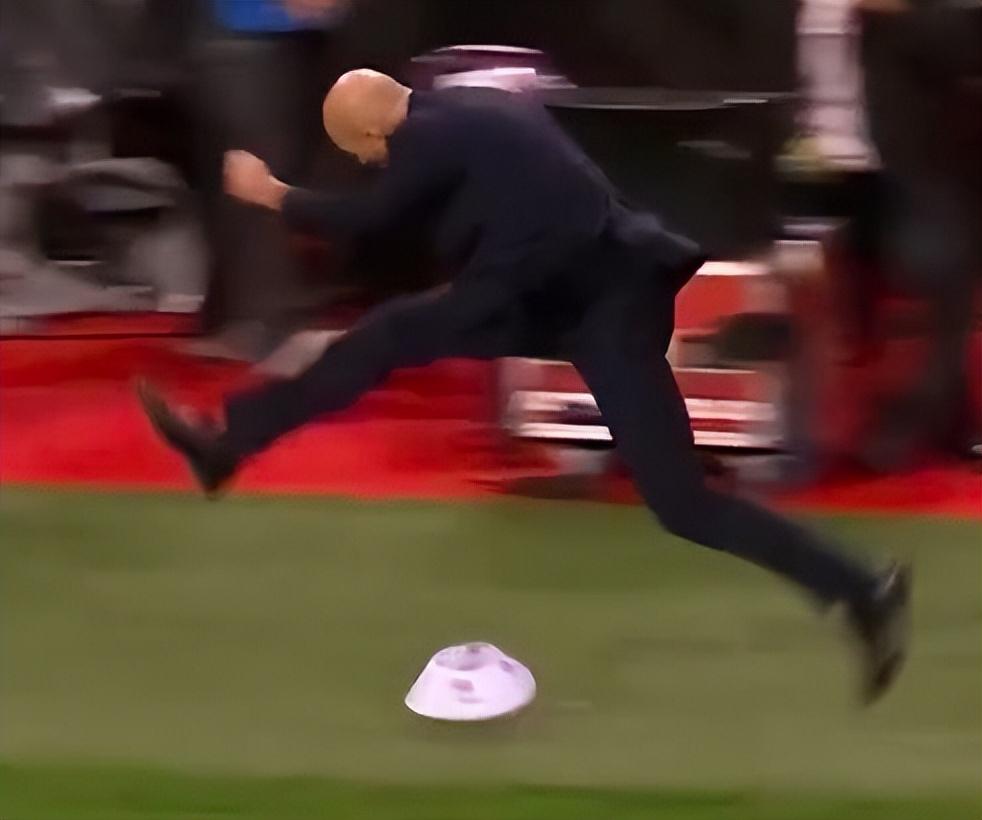 Góc Nhìn Haywin: Zidane 54 tuổi lao đi sút bóng cực mạnh! Pháp thắng 8 trận liên tiếp trước đội 